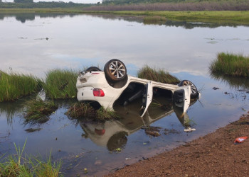 Motorista perde o controle do carro e cai na lagoa em Água Branca